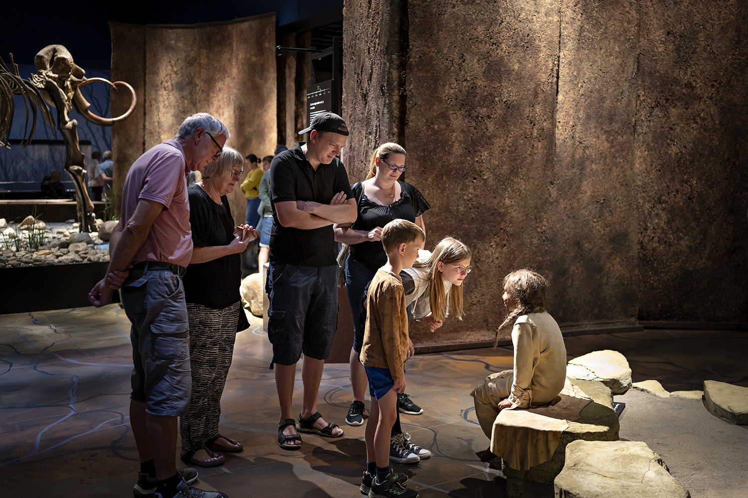 familie-betragter-lille-neandertaler
