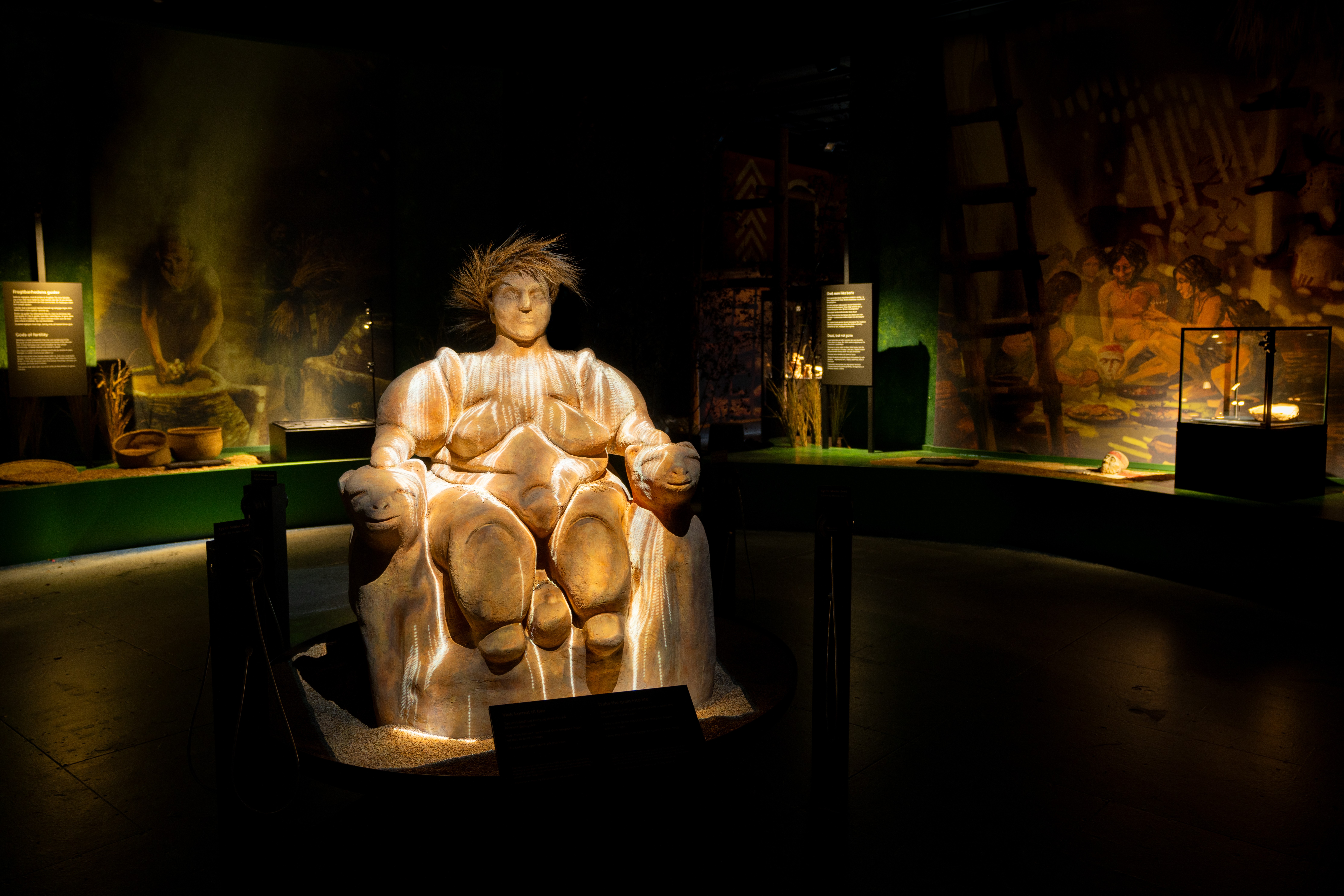 figur-tyk-kvinde-moder-jord
