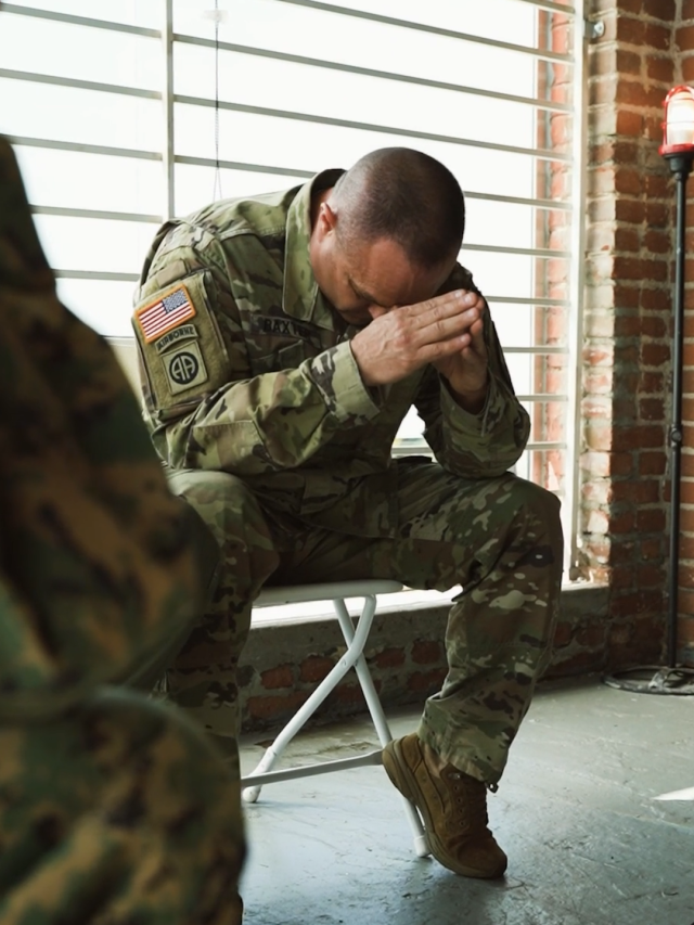 soldat-med-hoved-mod-haender