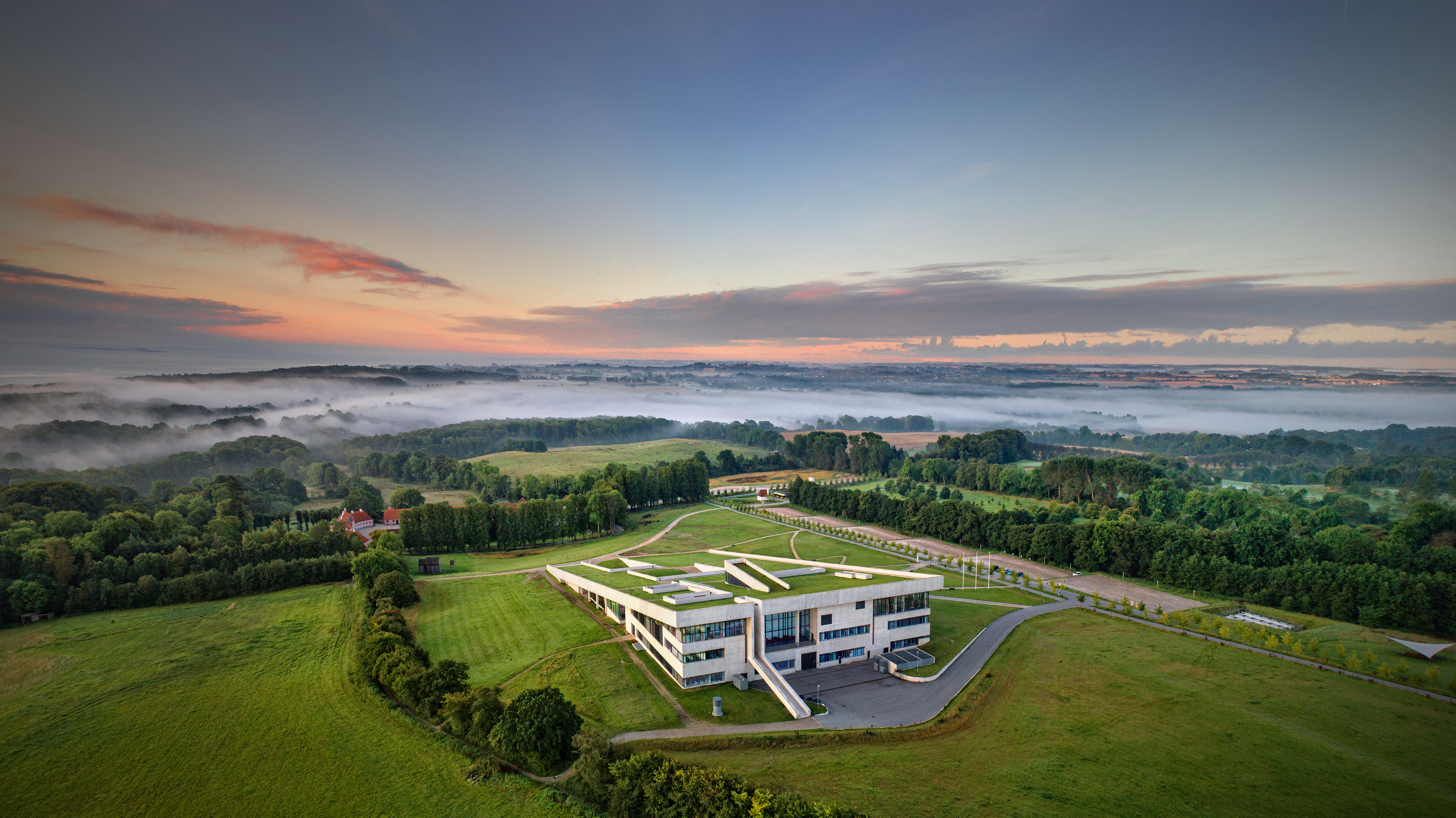 moesgaard-i-groent-og-diset-landskab