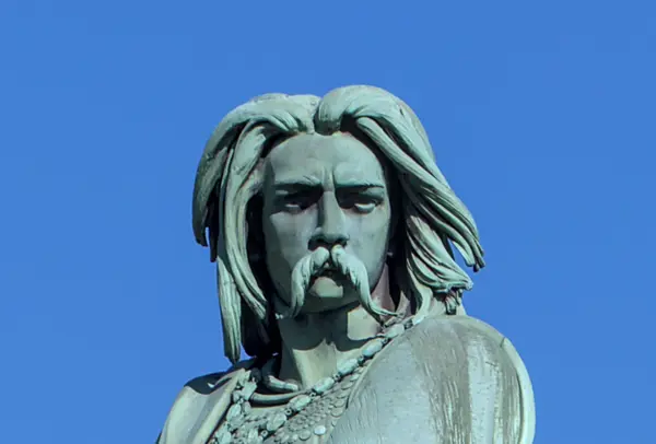 statue-af-vercingetorix