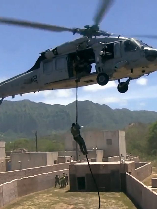 helikopter-med-soldat-i-reb
